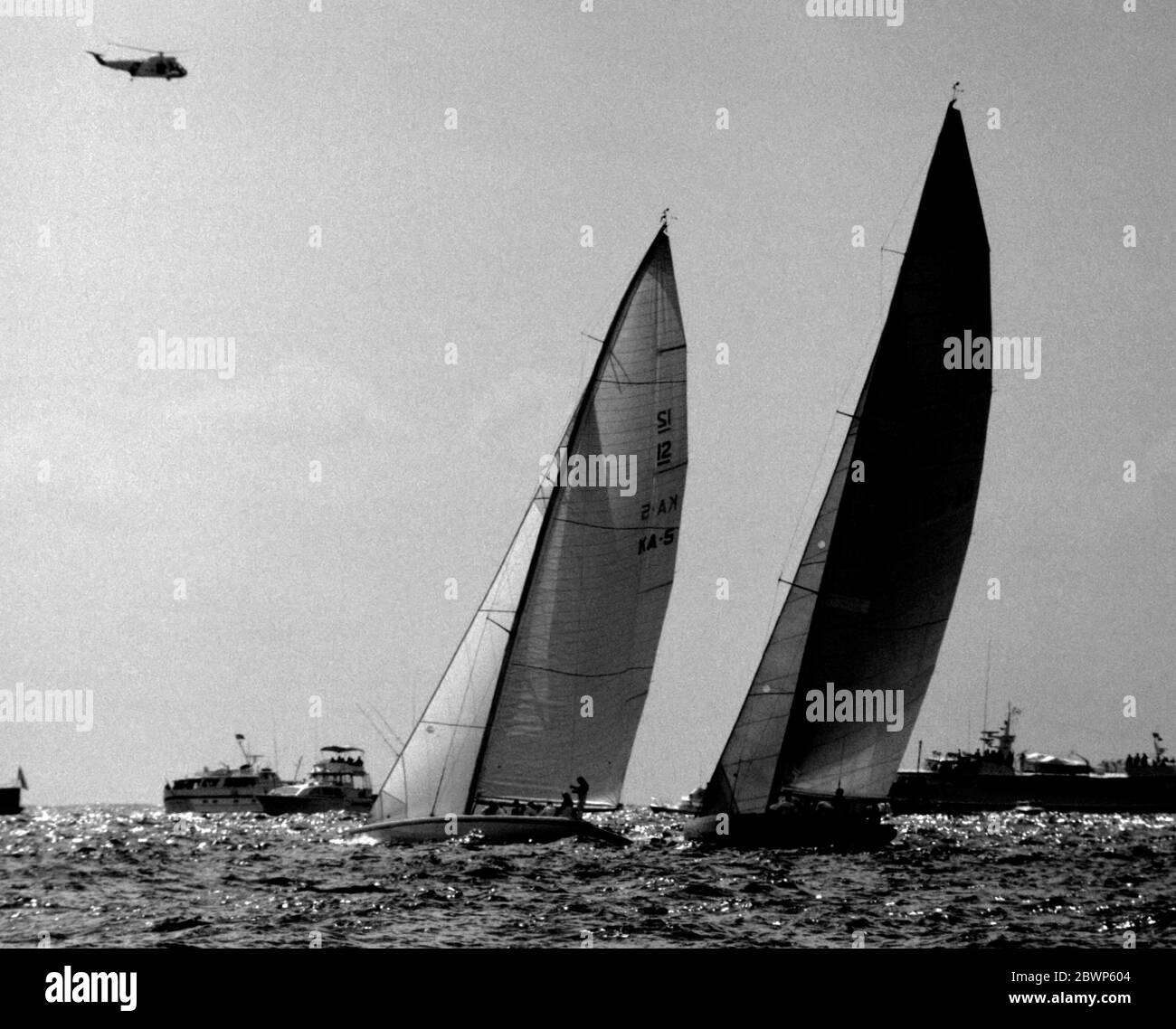 FOTO DI NOTIZIE AJAX. 23 SETTEMBRE 1980. NEWPORT, RHODE ISLAND, STATI UNITI. - AMERICA'S CUP - CHALLENGER AUSTRALIA (KA5) E DENNIS CONNER'S FREEDOM SI COMBATTONO. PHOTO:JONATHAN EASTLAND/AJAX REF:801609_90 Foto Stock