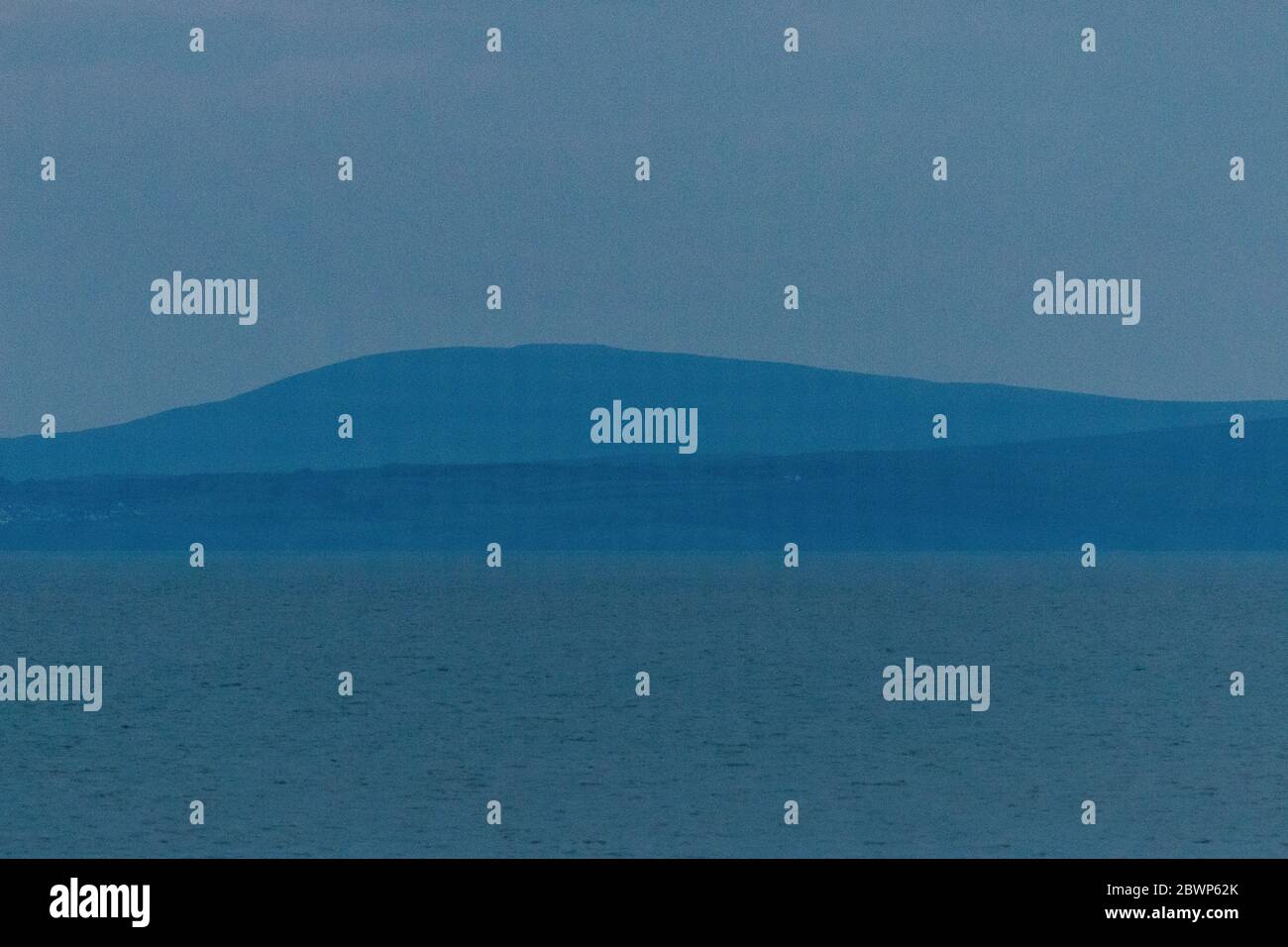 Morecambe Bay, Lancashire, Regno Unito. 2 Giugno 2020. Il tempo si è trasformato con una fine grigia al giorno con il tempo che diventa più freddo e la pioggia previsioni per il Weekend Credit: PN News/Alamy Live News Foto Stock