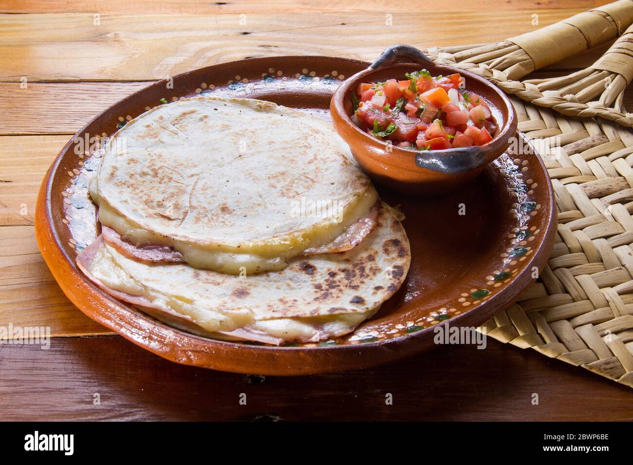 Sincronizadas messicani tradizionali con prosciutto e salsa Foto Stock