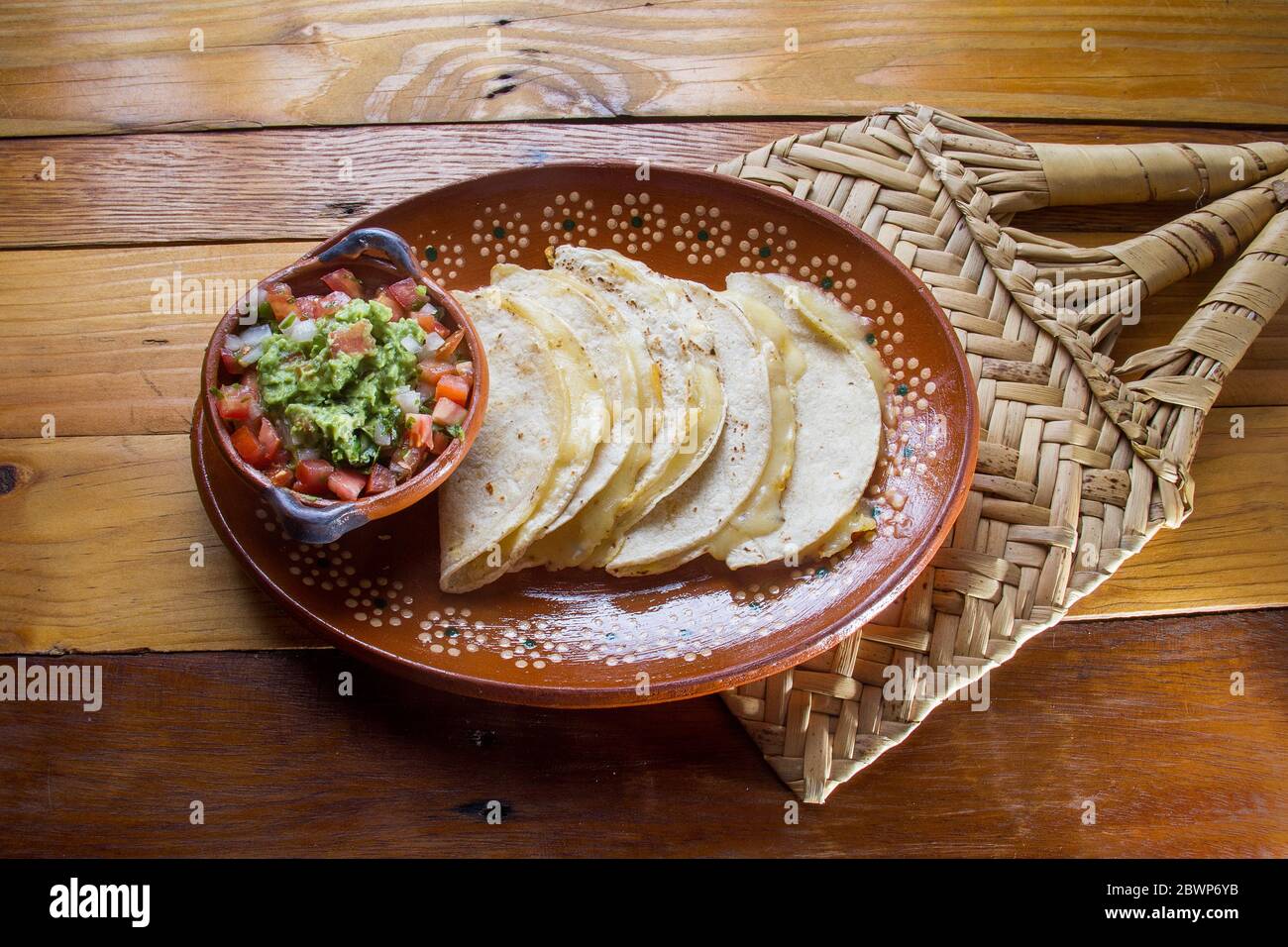 Quesadilla e salsa guacamole tradizionali messicane Foto Stock