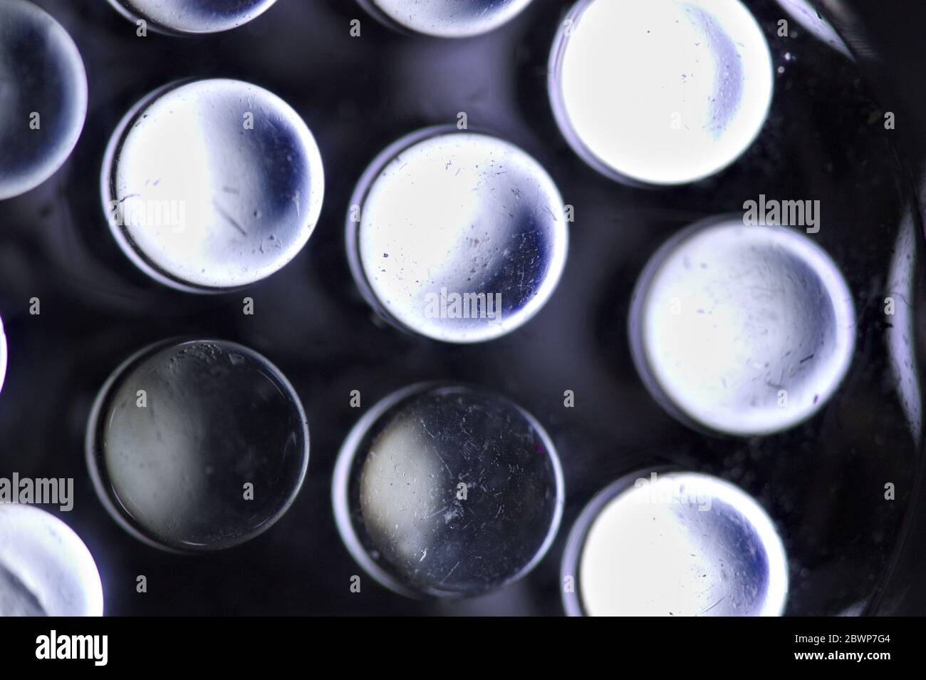 Immagine molto ravvicinata di led a luce bianca che azionano una torcia domestica Foto Stock