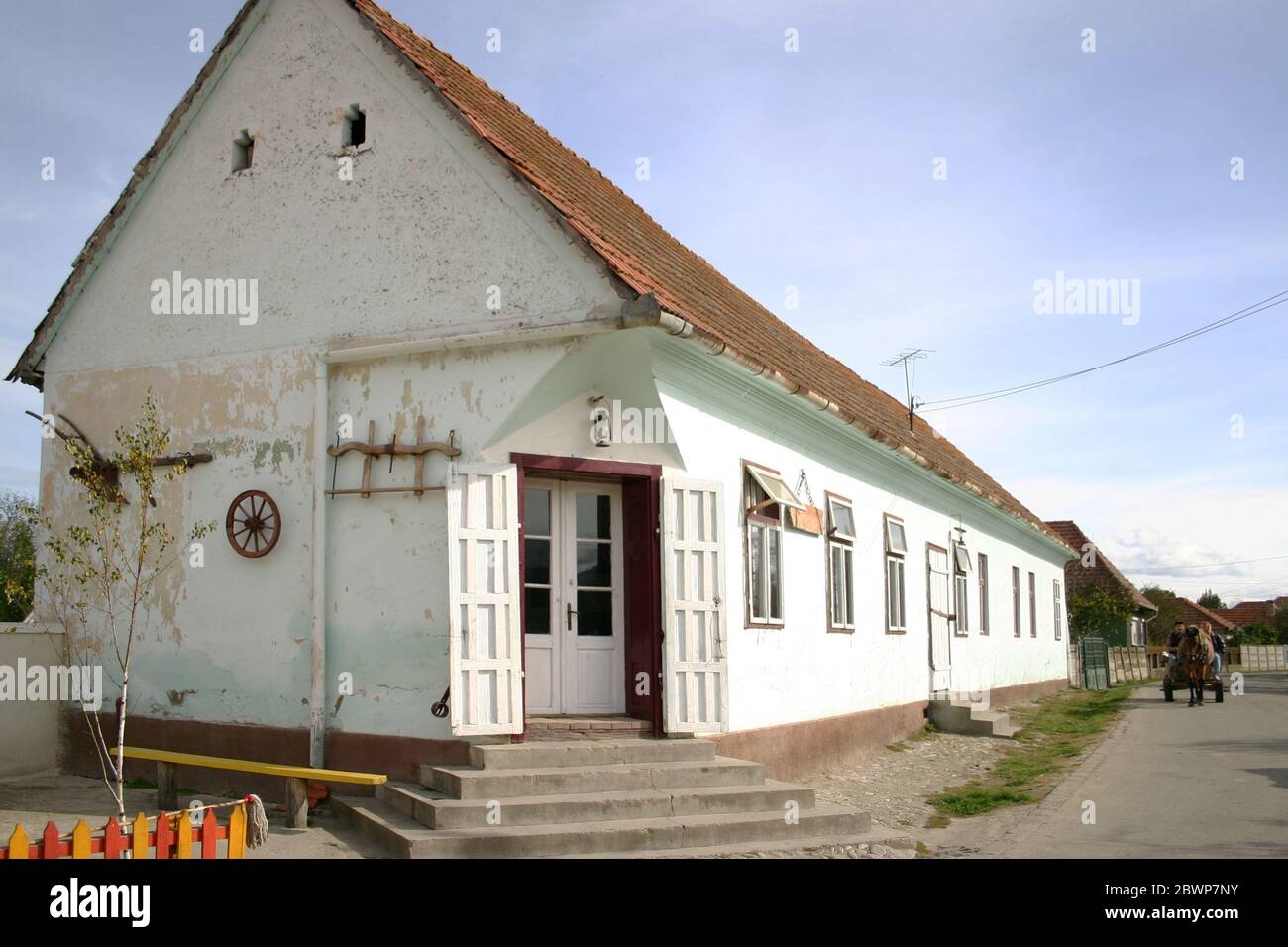 Vecchio edificio tradizionale vicino alla strada principale in un villaggio nella Contea di Hunedoara, Romania Foto Stock