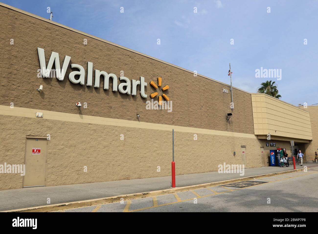 Bradenton, FL, 4/17/2020: Vista su una parete esterna di un negozio Walmart. Foto Stock