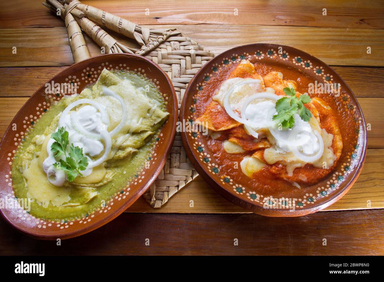 Enchiladas messicani verdi e rossi Foto Stock