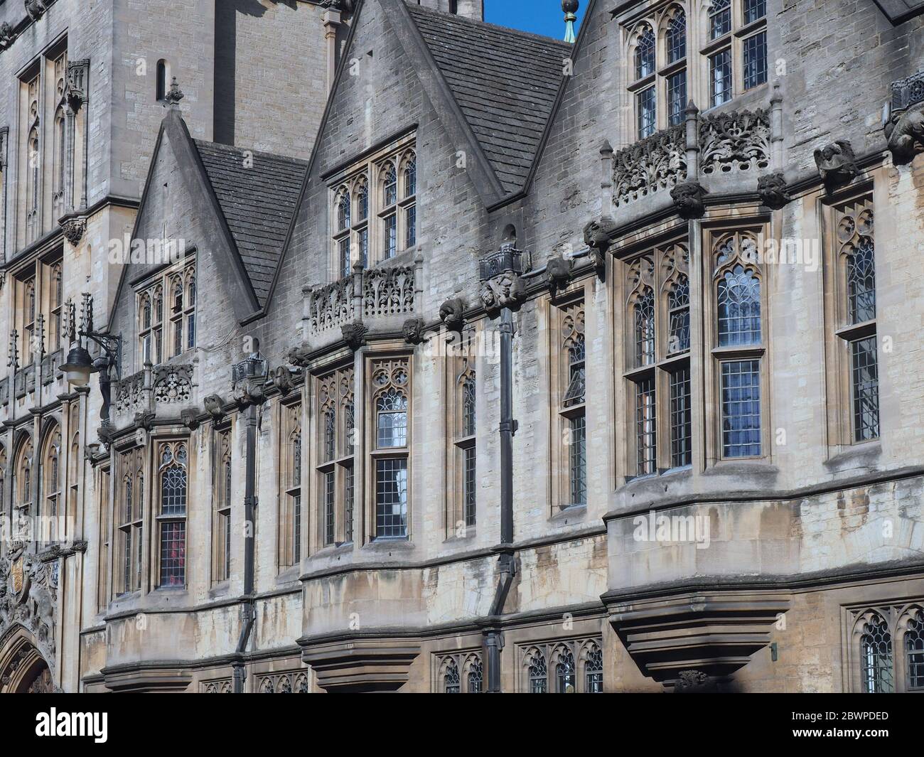 OXFORD, INGHILTERRA - 28 SETTEMBRE 2016: Le vetrine e le finestre della baia di vetro con piombo si affacciano sulla strada da uno degli antichi college di Oxford su High Foto Stock