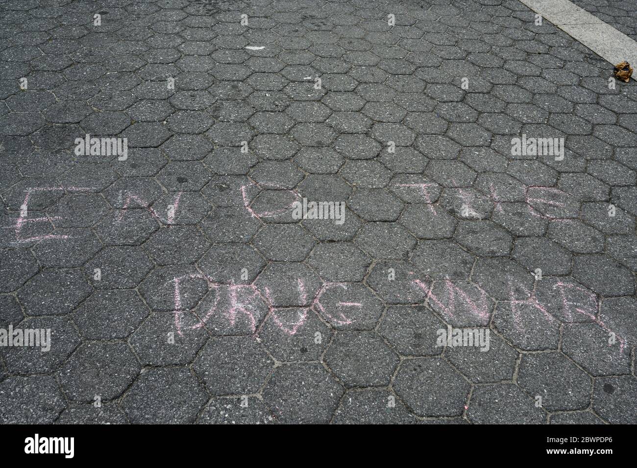 Fine della guerra della droga scritta in gesso sul terreno in Union Square, New York, alla marcia per George Floyd 6/2/2020. Foto Stock
