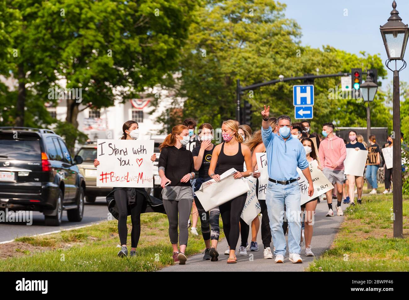 Sudbury, Massachusetts. 2 Giugno 2020. Un grande gruppo di persone ha tenuto un raduno organizzato Black Lives materia nel centro della città. Foto Stock