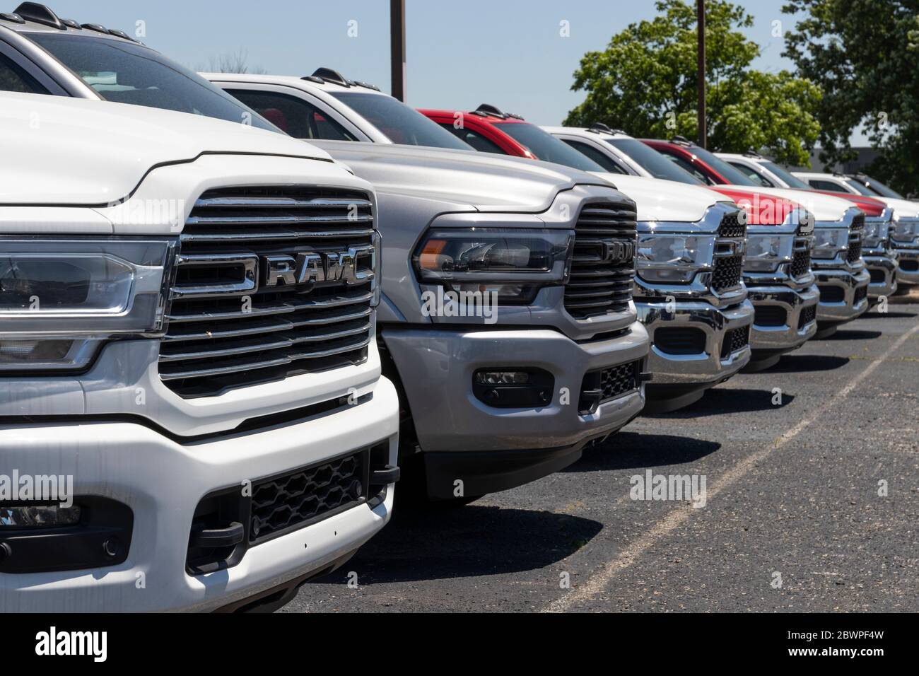 Indianapolis - circa giugno 2020: RAM 1500 in esposizione presso una concessionaria Chrysler RAM. Le filiali di FCA sono Chrysler, Dodge, Jeep e RAM. Foto Stock Indianapolis - circa giugno 2020: RAM 1500 in esposizione presso una concessionaria Chrysler RAM. Le filiali di FCA sono Chrysler, Dodge, Jeep e RAM. Foto Stock