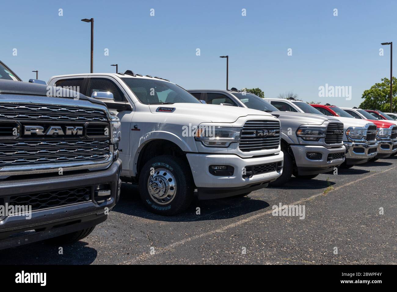 Indianapolis - circa giugno 2020: RAM 1500 in esposizione presso una concessionaria Chrysler RAM. Le filiali di FCA sono Chrysler, Dodge, Jeep e RAM. Foto Stock Indianapolis - circa giugno 2020: RAM 1500 in esposizione presso una concessionaria Chrysler RAM. Le filiali di FCA sono Chrysler, Dodge, Jeep e RAM. Foto Stock
