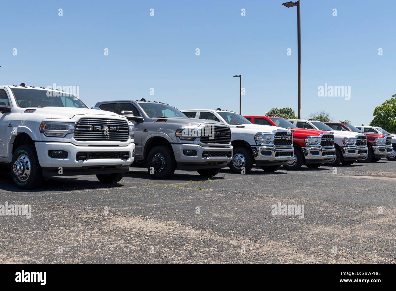 Indianapolis - circa giugno 2020: RAM 1500 in esposizione presso una concessionaria Chrysler RAM. Le filiali di FCA sono Chrysler, Dodge, Jeep e RAM. Foto Stock Indianapolis - circa giugno 2020: RAM 1500 in esposizione presso una concessionaria Chrysler RAM. Le filiali di FCA sono Chrysler, Dodge, Jeep e RAM. Foto Stock