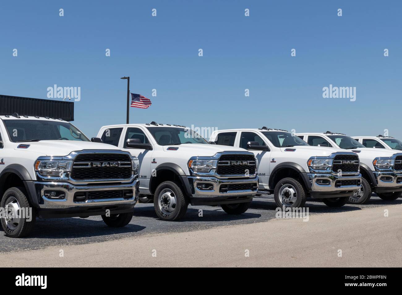 Indianapolis - circa giugno 2020: RAM 1500 in esposizione presso una concessionaria Chrysler RAM. Le filiali di FCA sono Chrysler, Dodge, Jeep e RAM. Foto Stock Indianapolis - circa giugno 2020: RAM 1500 in esposizione presso una concessionaria Chrysler RAM. Le filiali di FCA sono Chrysler, Dodge, Jeep e RAM. Foto Stock