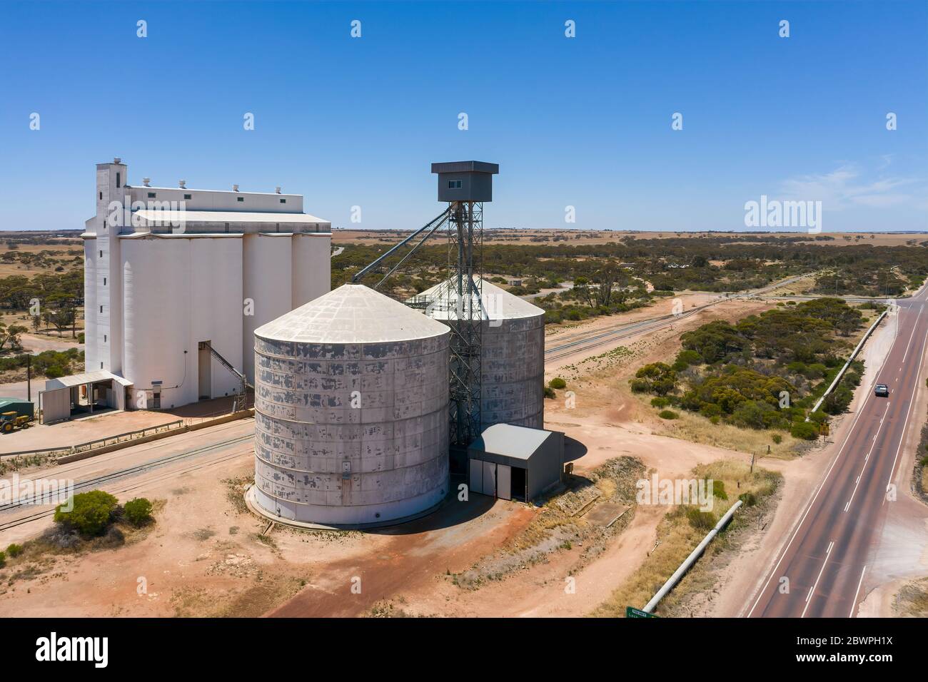 Silos di grano vicino alla strada nella rurale Australia del Sud Foto Stock