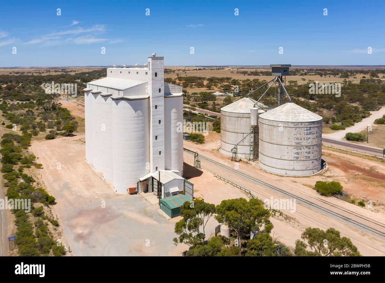 Silos di grano vicino alla strada nella rurale Australia del Sud Foto Stock