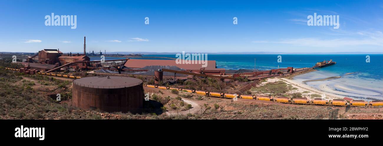 Whyalla Australia Meridionale 17 Novembre 2019 : Vista delle acciaierie e delle auto ferroviarie a Whyalla in Australia Meridionale Foto Stock