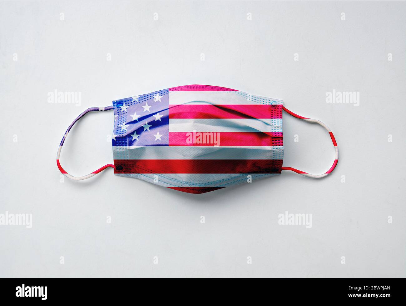 Fotografia della maschera protettiva con il disegno della bandiera americana su sfondo bianco Foto Stock
