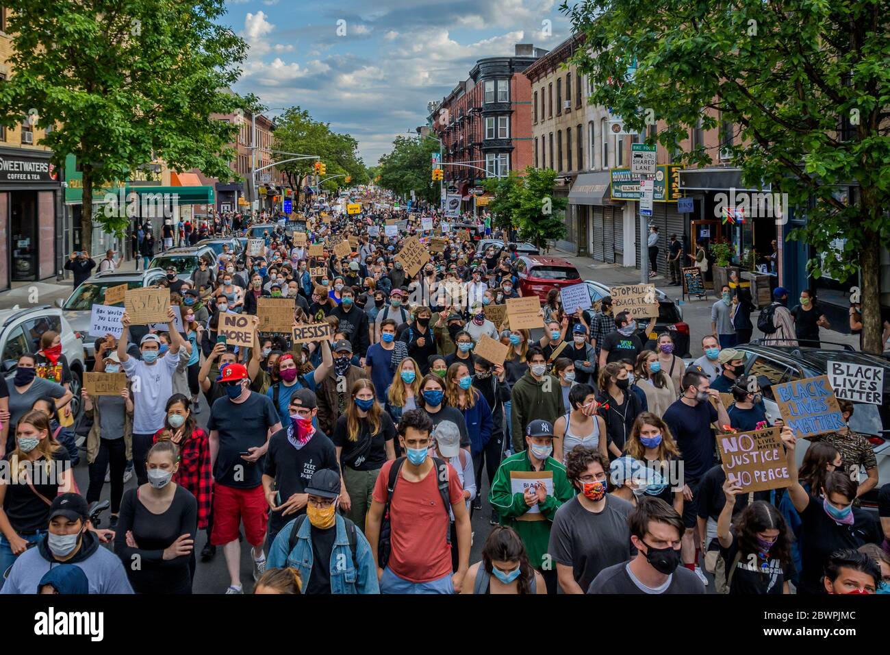 STATI UNITI. 02 giugno 2020. L'immensa folla di manifestanti che marciano lungo la Fifth Avenue a Brooklyn. Migliaia di manifestanti hanno riempito le strade di Brooklyn il 2 giugno 2020 in una marcia massiccia per chiedere giustizia a George Floyd, ucciso dall'ufficiale Derek Chauvin e per fare un forte appello per lo sfinanziamento della polizia. (Foto di Erik McGregor/Sipa USA) Credit: Sipa USA/Alamy Live News Foto Stock