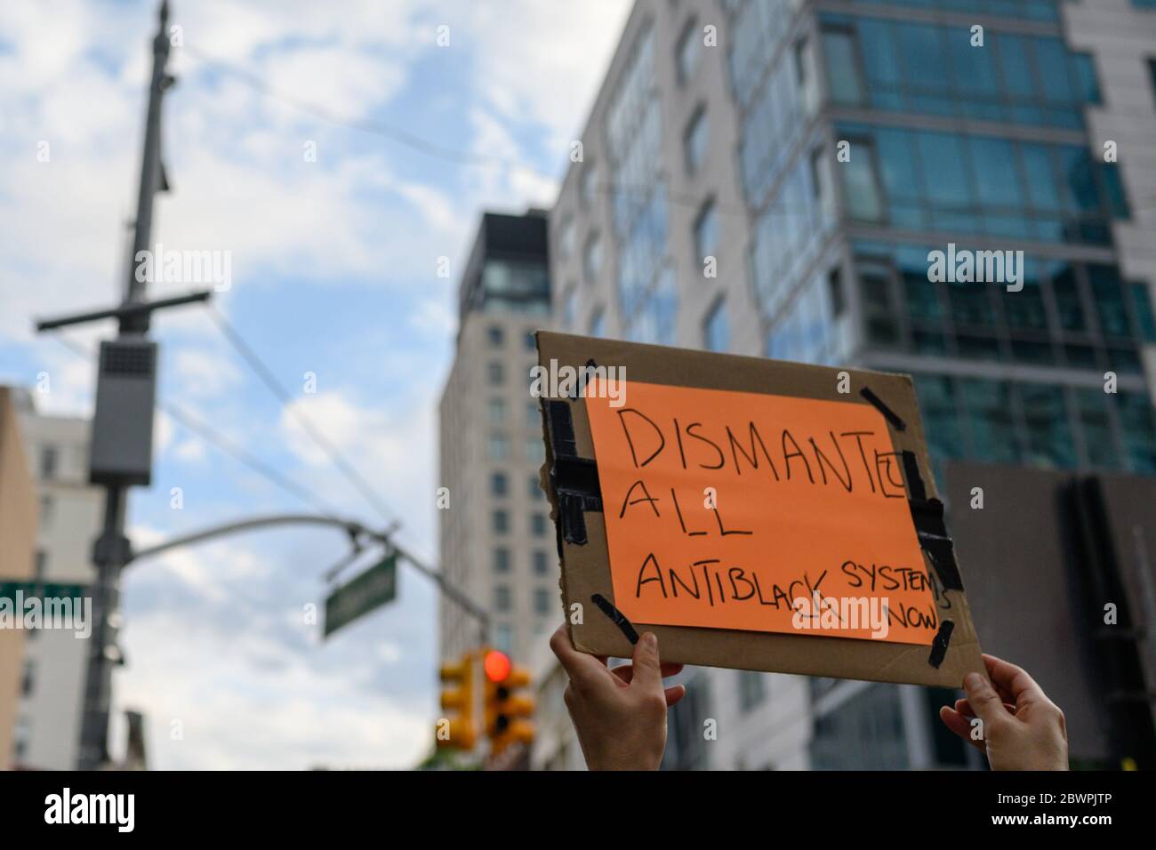 Protestante alla marcia per George Floyd a Lower Manhattan il 6/2/2020 con un cartello che dice 'dismantle all antinblack Systems' Foto Stock