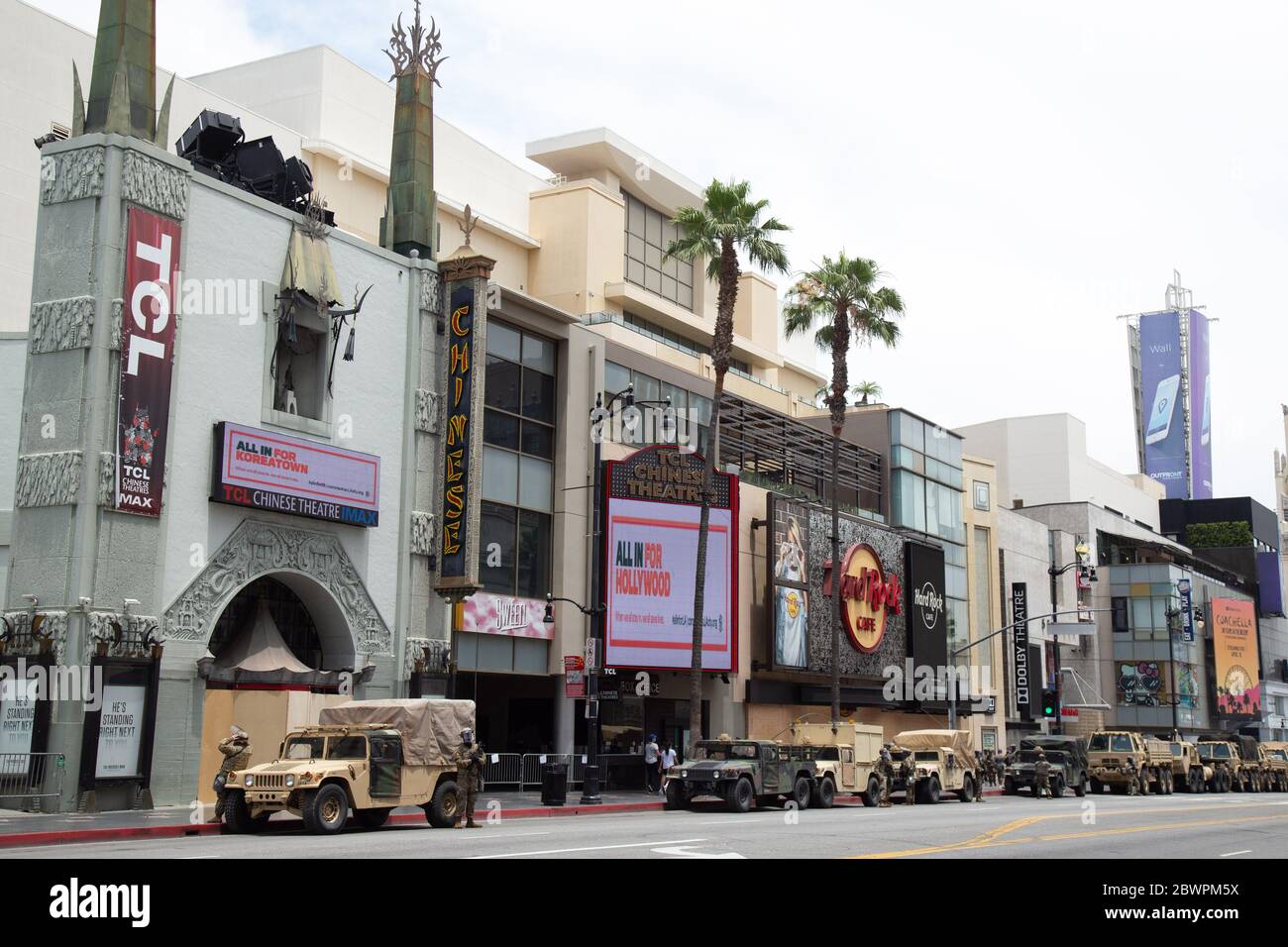 Los Angeles, Stati Uniti. 02 giugno 2020. Los Angeles, CA - 2 giugno 2020: Pattugliamenti della Guardia Nazionale davanti ai teatri cinesi TCL durante la protesta di George Floyd Black Lives Matter il 2 giugno 2020 su Hollywood Blvd a Los Angeles, California. Credito: MSU Studio/l'accesso alle foto. Credito: L'accesso fotografico/Alamy Live News Foto Stock