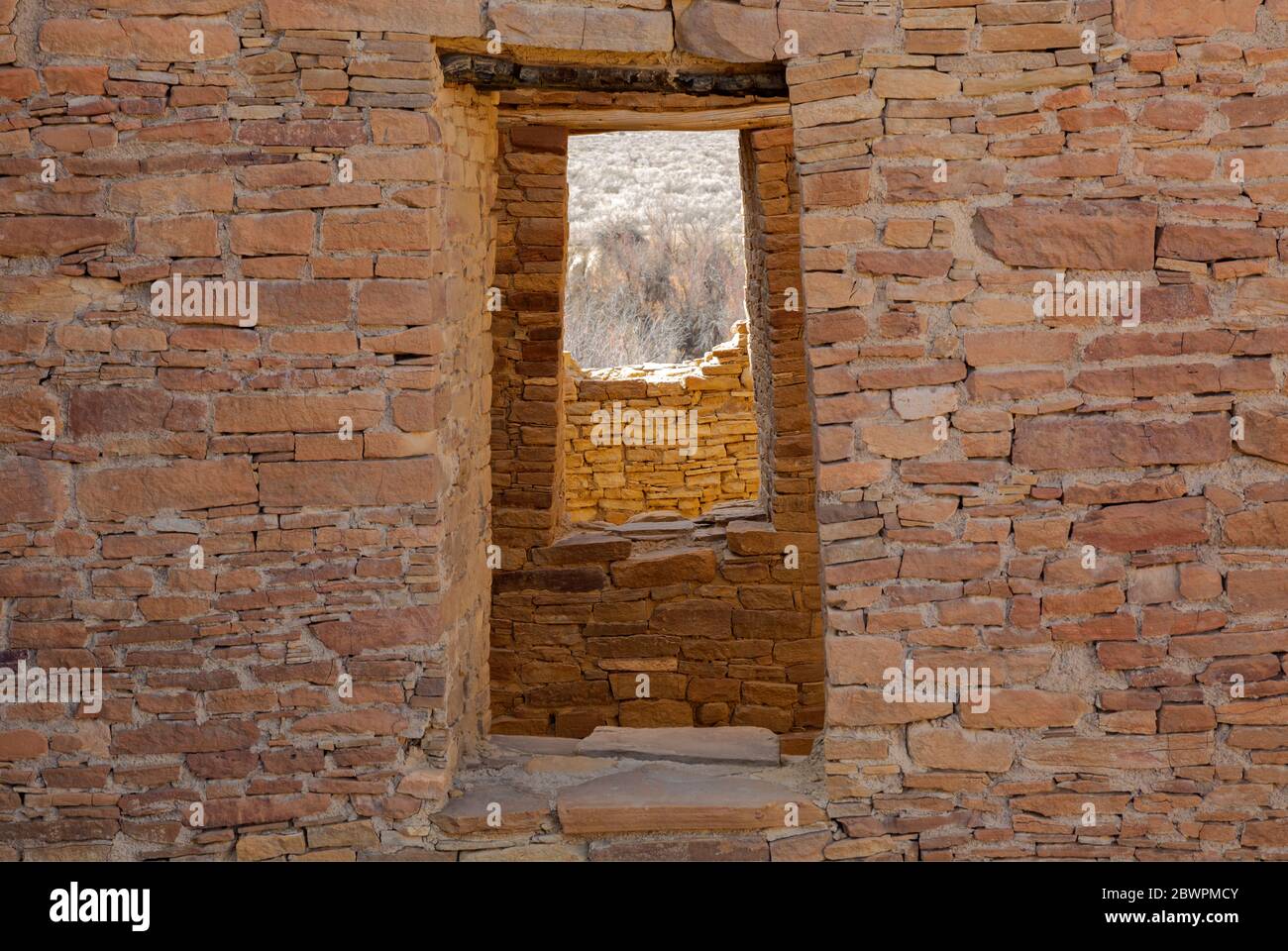 NM00396-00...NUOVO MESSICO - le porte attraverso la rovina di Pueblop del Arroyo, dove i Puebloans ancestrali vivevano circa 900 anni fa, il Parco di Chaco Nat'l. Foto Stock