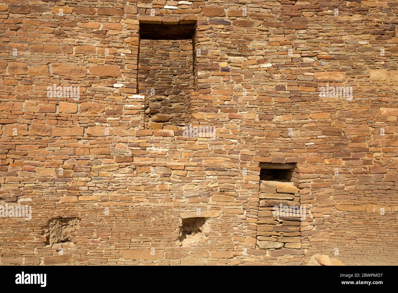 NM00398-00...NUOVO MESSICO - un muro con una porta in rovina di Pueblo del Arroyo, un edificio di 900 anni oggi conservato nel Parco Nazionale della Cultura di Chaco. Foto Stock