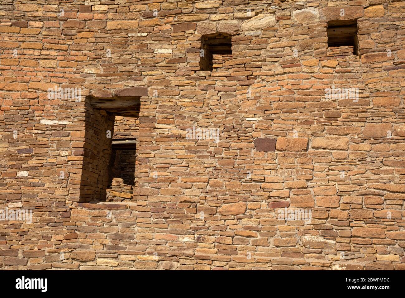 NM00398-00...NUOVO MESSICO - un muro con una porta in rovina di Pueblo del Arroyo, un edificio di 900 anni oggi conservato nel Parco Nazionale della Cultura di Chaco. Foto Stock