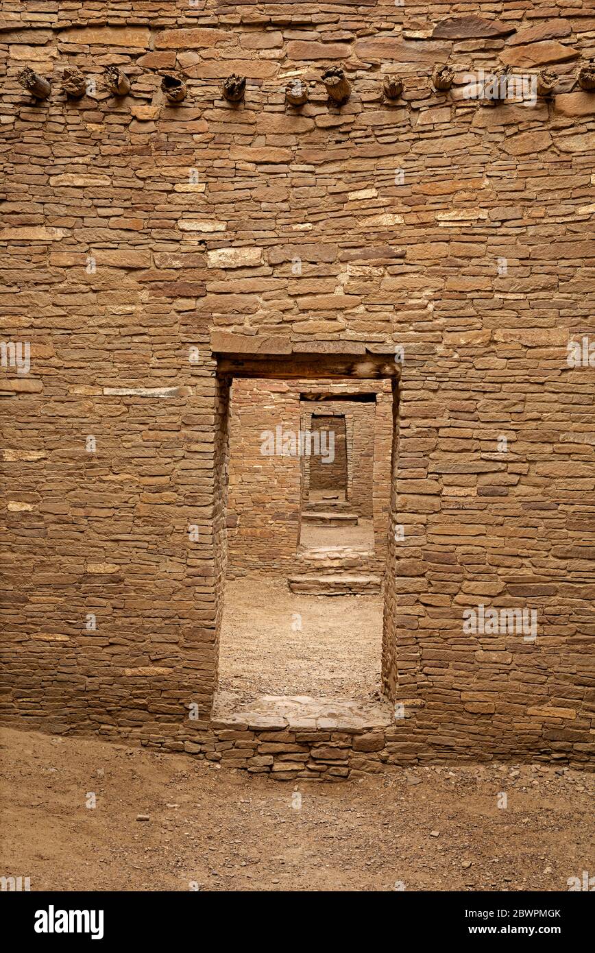 NM00415-00...NUOVO MESSICO - porte in un alto deposito di molti piani al Pueblo Bonito nel Parco storico Nazionale della Cultura di Chaco. Foto Stock