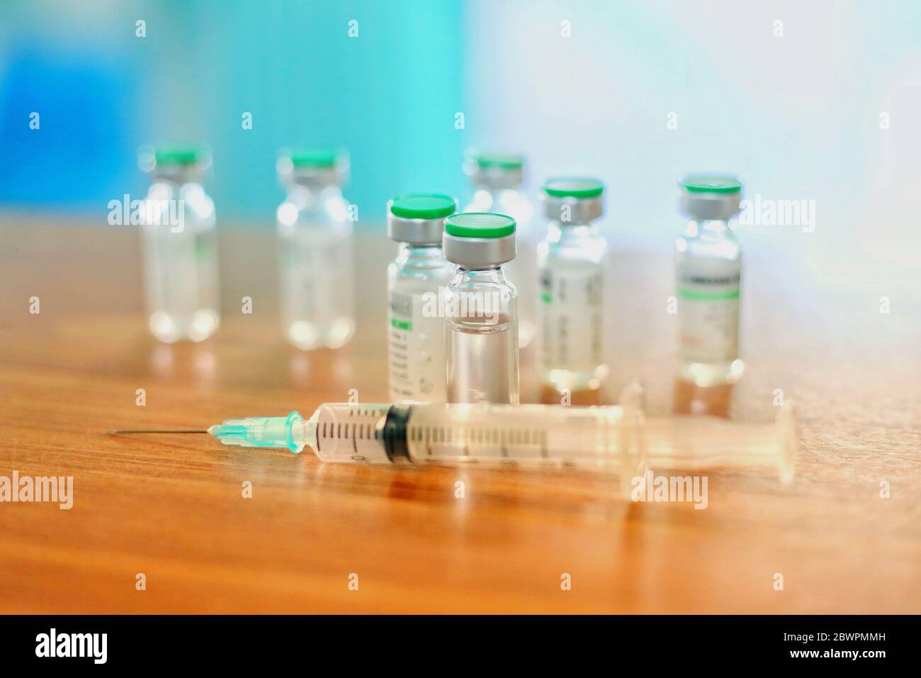 Nuovo vaccino covid-19 dose flaconcino vaccino antinfluenzale shot farmaco siringa ago, concetto test medico vaccino coronavirus ipodermico iniezione trattamento prevenzione delle malattie Foto Stock