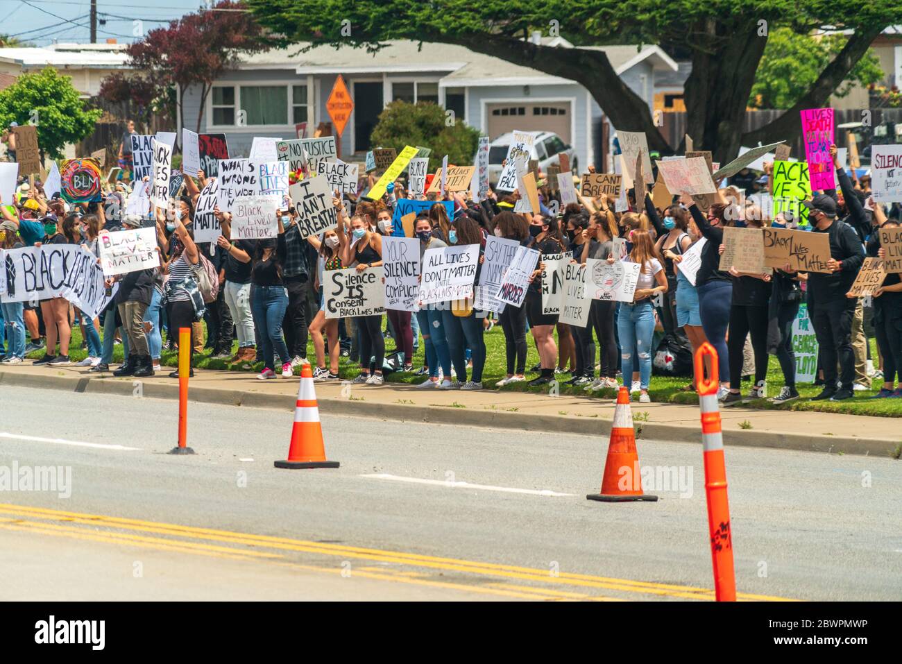 SEASIDE, CALIFORNIA - 2 GIUGNO 2020: I manifestanti della contea di Monterey, California, mostrano cartelli fatti in casa di fronte al Seaside City Hall mentre prendono parte i Foto Stock