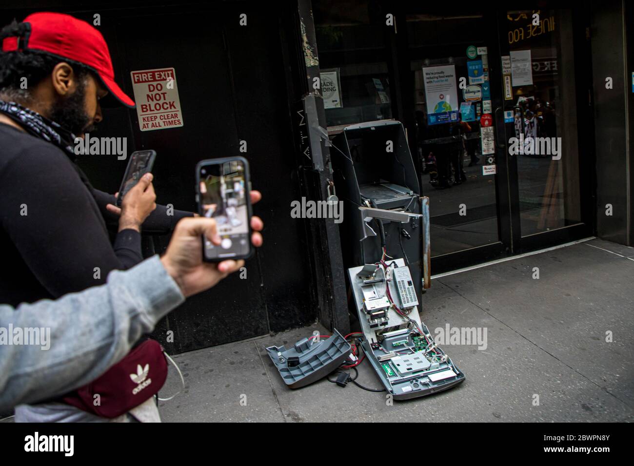 New York, Stati Uniti. 02 giugno 2020. I manifestanti marciano oltre una macchina ATM vandalizzata come marcia da Bryant Park a Trump Tower contro la brutalità della polizia e a favore del movimento Black Lives Matter a New York, NY il 2 giugno 2020. Le proteste si stanno svolgendo in tutto il paese dopo la morte di George Floyd mentre si trovava in custodia di polizia a Minneapolis, è stato girato da un astante. Un coprifuoco è stato fissato oggi per le 8:00 PM a New York City dopo che il coprifuoco di ieri di 11:00 PM è stato fissato per la prima volta in oltre settanta anni. (Foto di Christopher Lazzaro/Alive Coverage/Sipa USA) Credit: Sipa USA/Alamy Live News Foto Stock