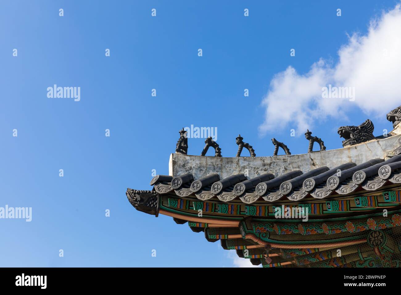 Tradizionale palazzo coreano tetto e cielo blu Foto Stock
