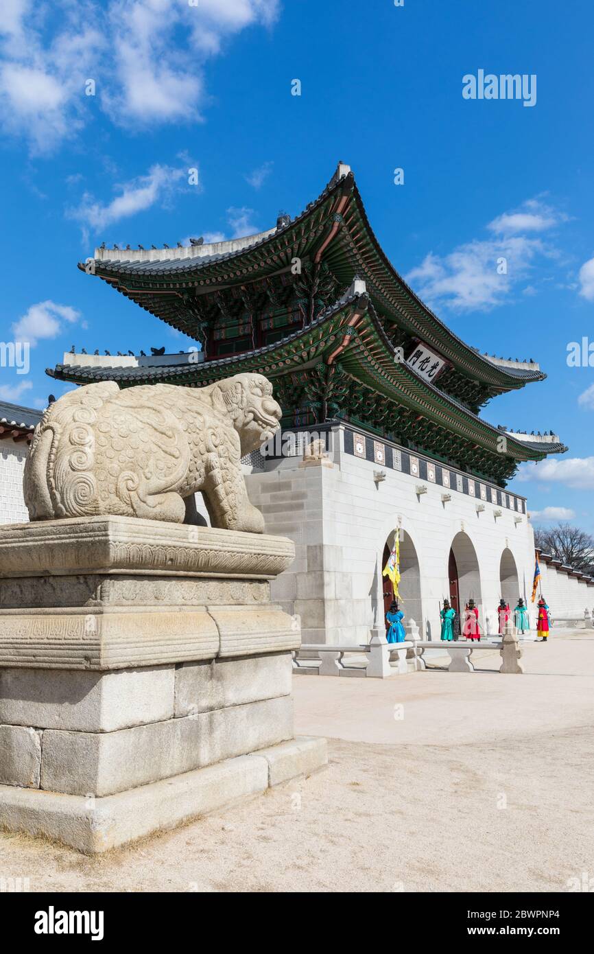 Palazzo Gyeongbokgung, Seoul, Corea del Sud - 27 Febbraio 2020: Statua di Haetae e guardia in costume tradizionale di fronte a Gwanghwamun Foto Stock Palazzo Gyeongbokgung, Seoul, Corea del Sud - 27 Febbraio 2020: Statua di Haetae e guardia in costume tradizionale di fronte a Gwanghwamun Foto Stock