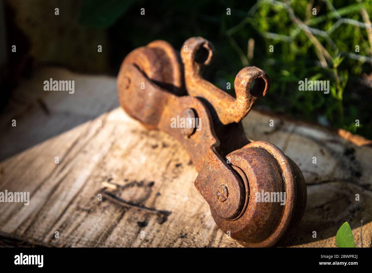 Una chiusura di un rusty rullo porta fienile antico Foto Stock