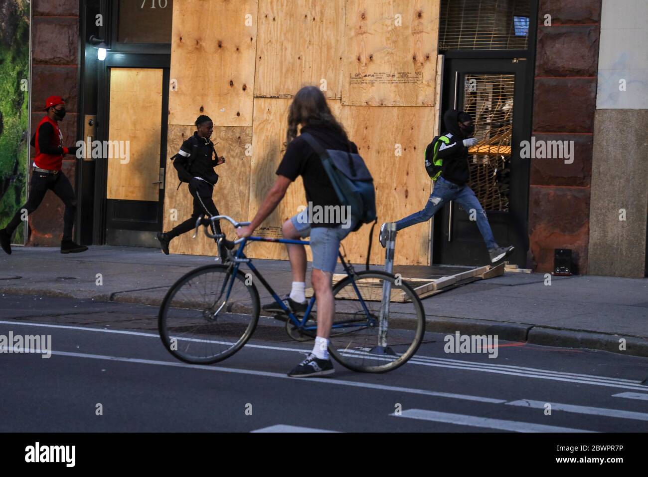 I saccheggiatori sono visti in un negozio di tennis durante le proteste Soho a New York City, Stati Uniti il Martedì, 02. Le proteste in tutto il paese sono state innescate dopo la morte di George Floyd il 25 maggio, dopo essere stato asfissiato per 8 minuti e 46 secondi dal poliziotto bianco Derek Chauvin a Minneapolis, Minnesota. Credit: Brazil Photo Press/Alamy Live News Foto Stock