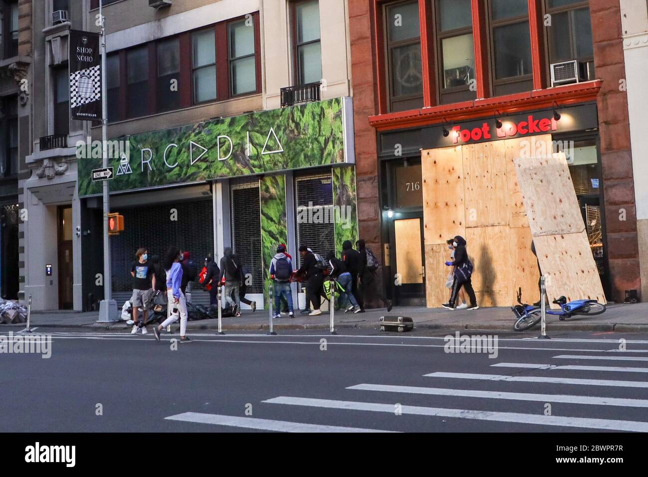 I saccheggiatori sono visti in un negozio di tennis durante le proteste Soho a New York City, Stati Uniti il Martedì, 02. Le proteste in tutto il paese sono state innescate dopo la morte di George Floyd il 25 maggio, dopo essere stato asfissiato per 8 minuti e 46 secondi dal poliziotto bianco Derek Chauvin a Minneapolis, Minnesota. Credit: Brazil Photo Press/Alamy Live News Foto Stock