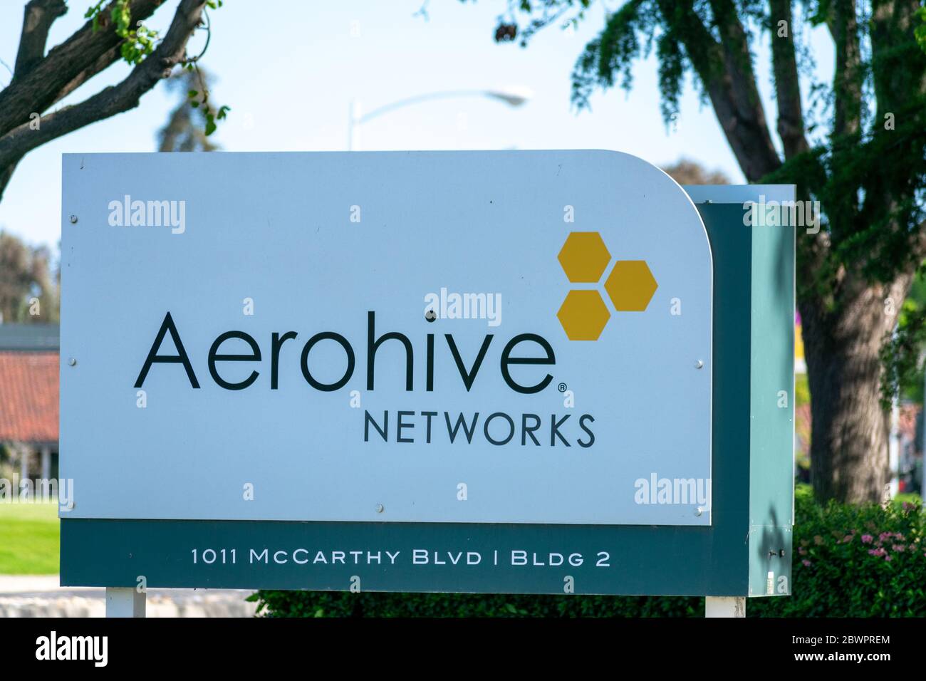 Aerohive Networks firma presso la sede centrale della società di apparecchiature di rete informatiche - Milpitas, California, USA - 2020 Foto Stock