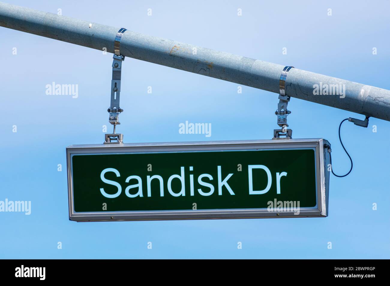 L'insegna SanDisk Drive conduce alla sede centrale di Western Digital nella Silicon Valley. SanDisk è un marchio Western Digital per i prodotti di memoria flash - Foto Stock