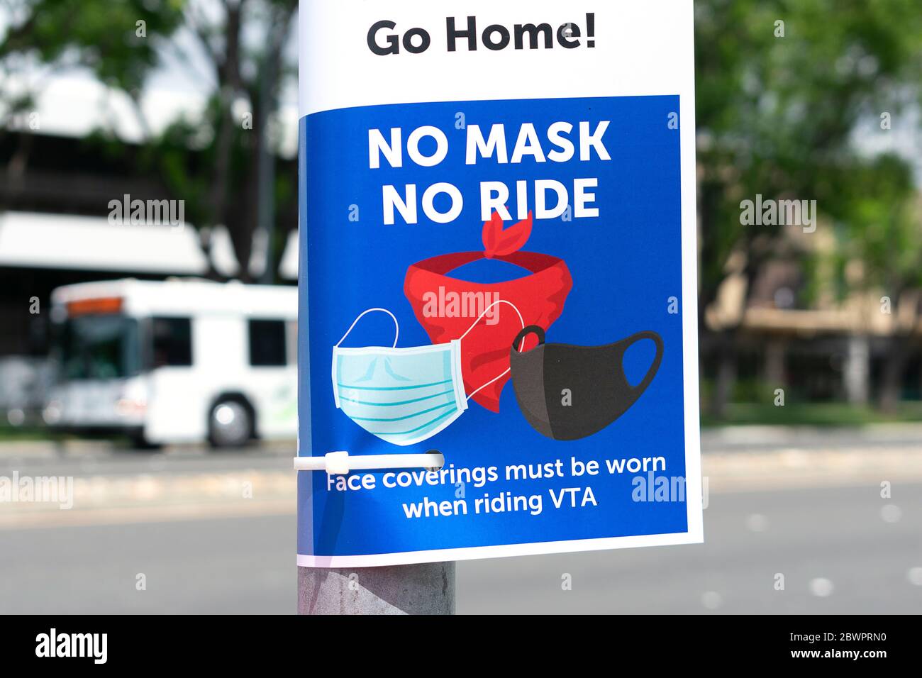No Mask No Ride Notice che richiede ai passeggeri dei trasporti pubblici di utilizzare rivestimenti in tessuto per contribuire a rallentare la diffusione del COVID-19 - San Jose, Califor Foto Stock