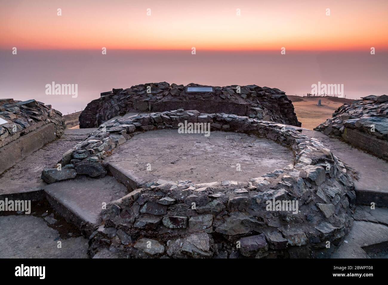 Rovine della Torre del Giubileo, Moel Famau, Galles del Nord Foto Stock