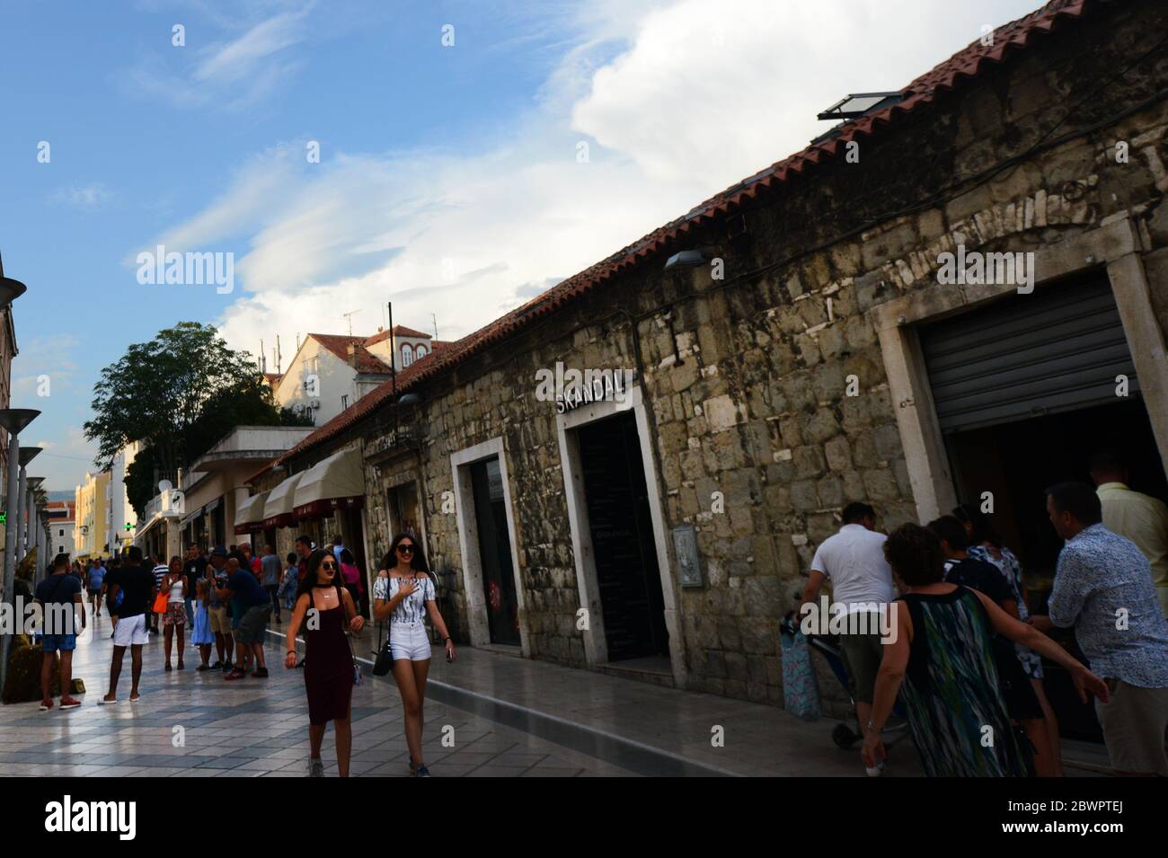 Turisti e locali a piedi attraverso la città vecchia di Spalato, Croazia. Foto Stock