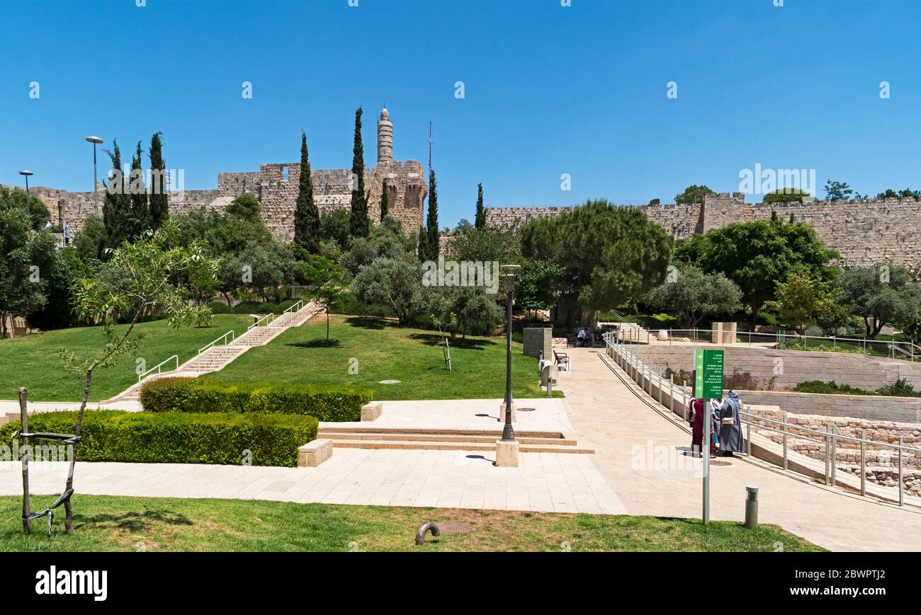 Parco quasi desertato vicino alla Torre di David e alla porta di Jaffa a Gerusalemme durante la pandemia di blocco che mostra le mura della città vecchia e altre antichità Foto Stock