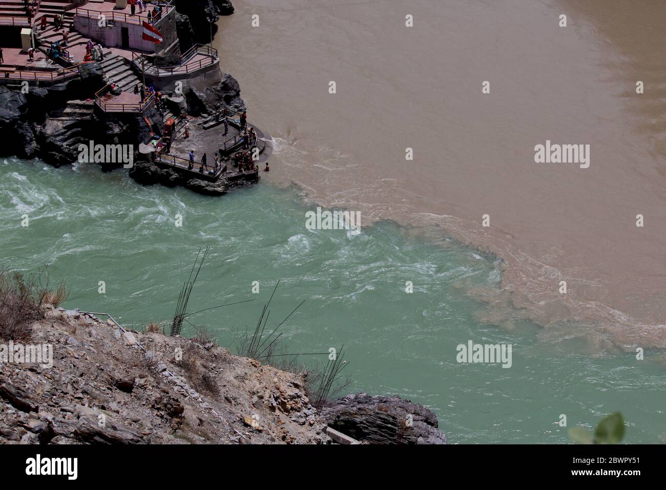 Confluenza di alaknanda e bhagirathi fiume a Devprayag, uttarakhand Foto Stock