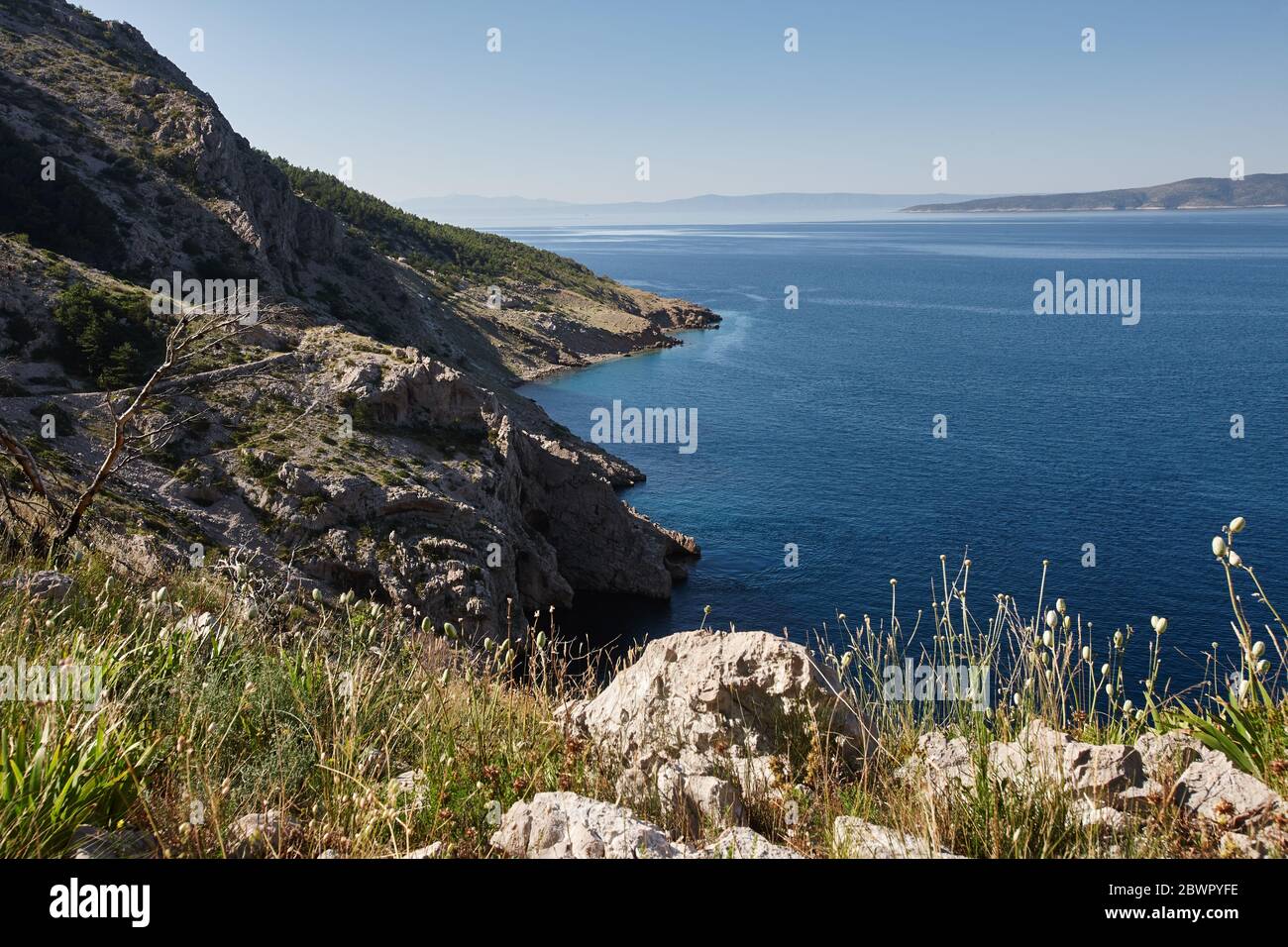 Bella spiaggia Adriatico con rocce in Croazia Foto Stock
