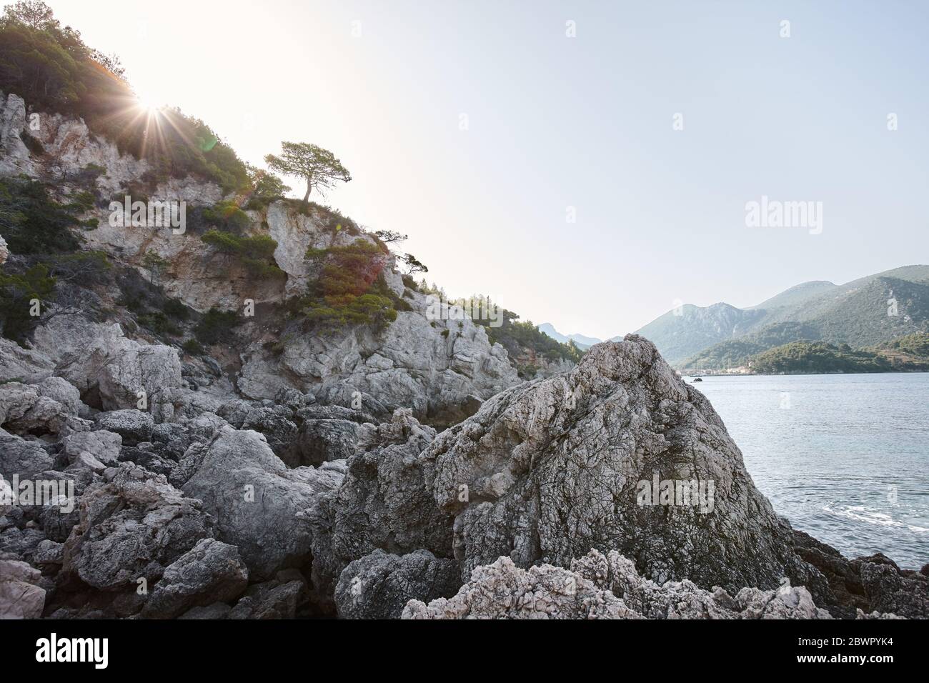 Bella spiaggia Adriatico con rocce in Croazia Foto Stock