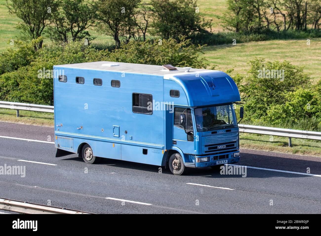 1998 furgone Blue Iveco; trasporto di animali sull'autostrada M61, Lancashire, Regno Unito Foto Stock