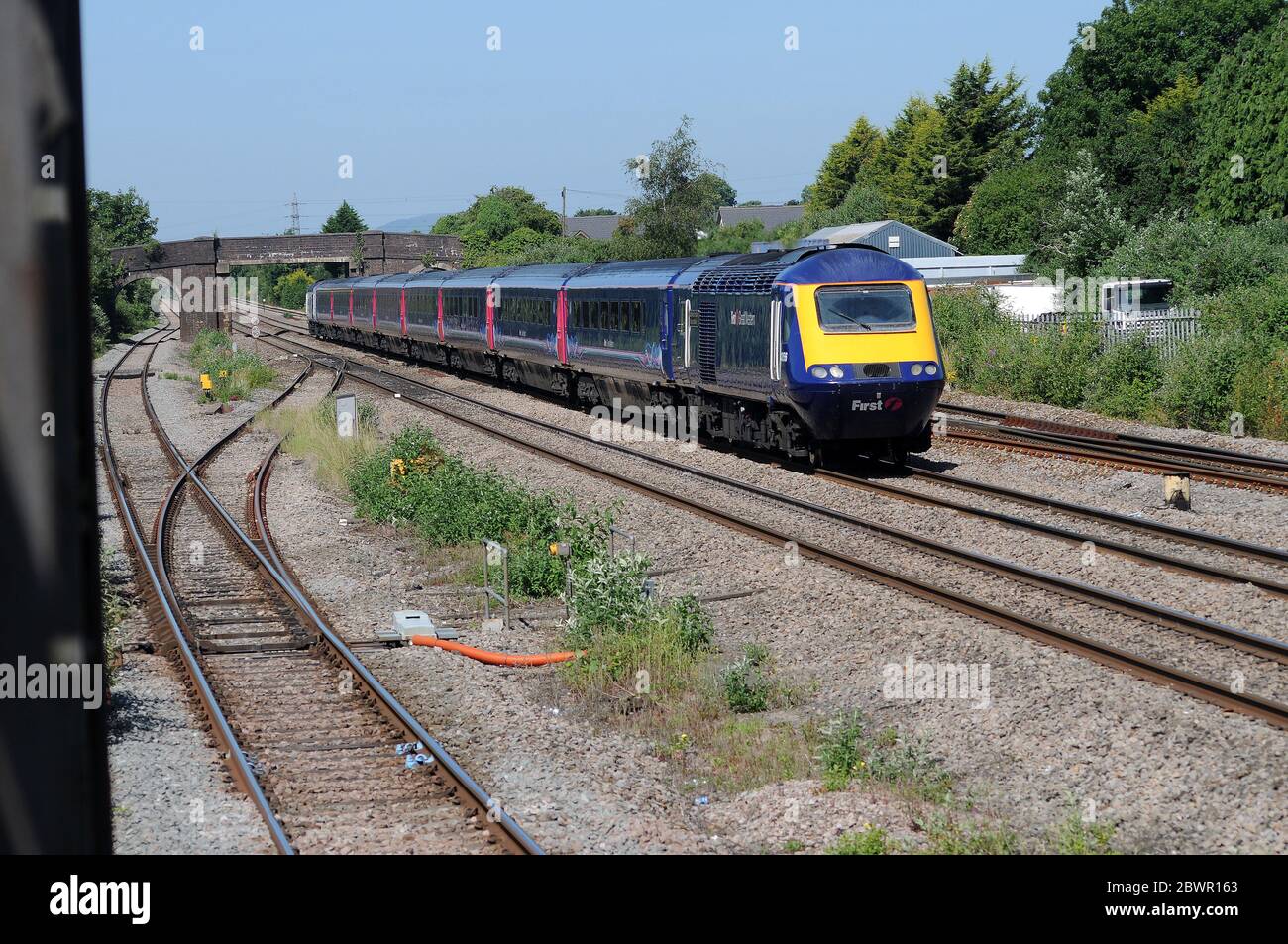 43156 'Donder International Summer School' dirige un servizio diretto ad est, passando per il sito della stazione Magor. 43186 è nella parte posteriore. Foto Stock