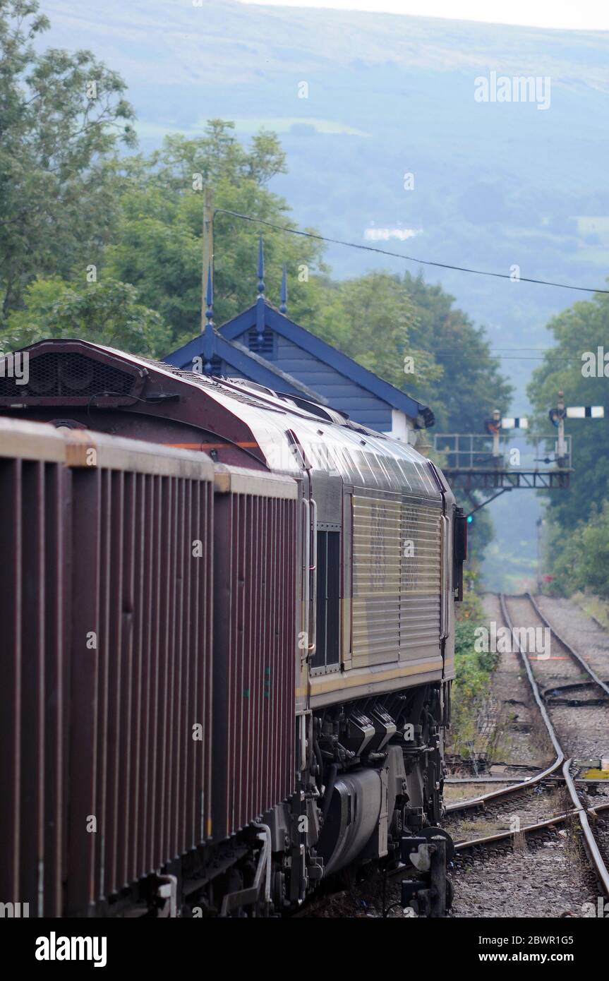 66198 dirige il suo treno attraverso Pantyffynnon Junction e sulla Central Wales Line. Foto Stock
