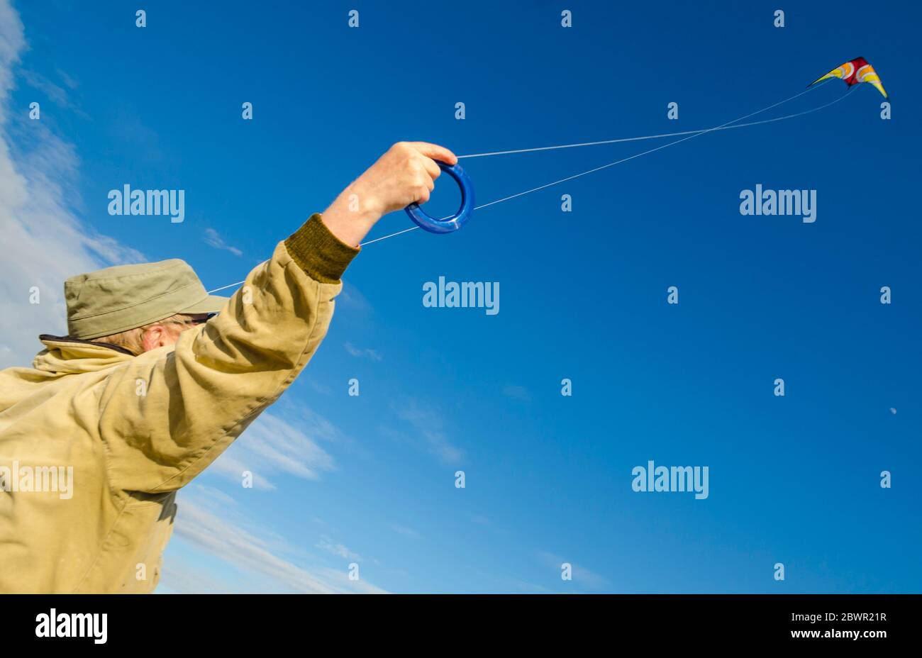Lancio di aquiloni. Cielo blu. Riposa alla natura Foto Stock