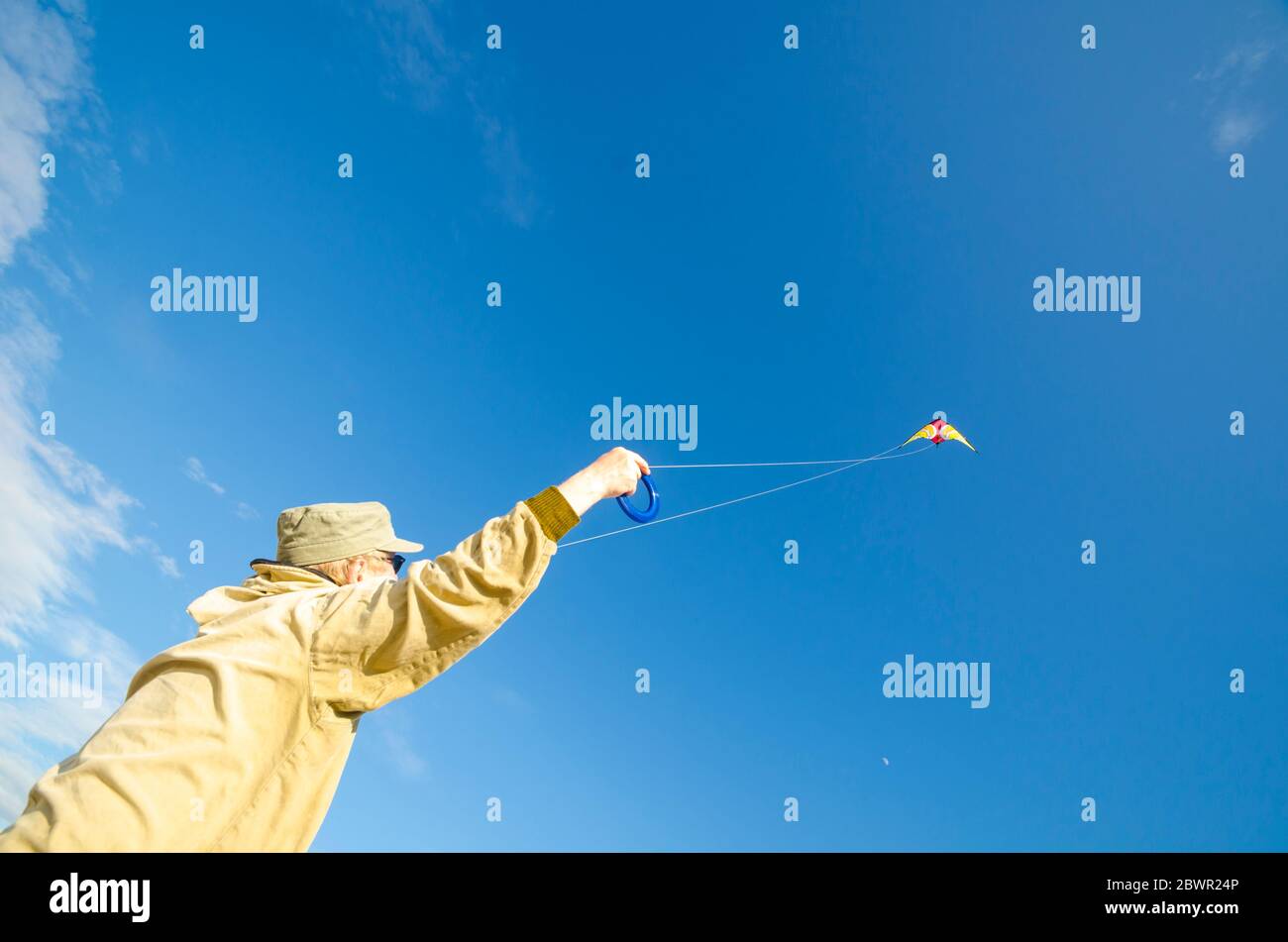 Lancio di aquiloni. Cielo blu. Riposa alla natura Foto Stock
