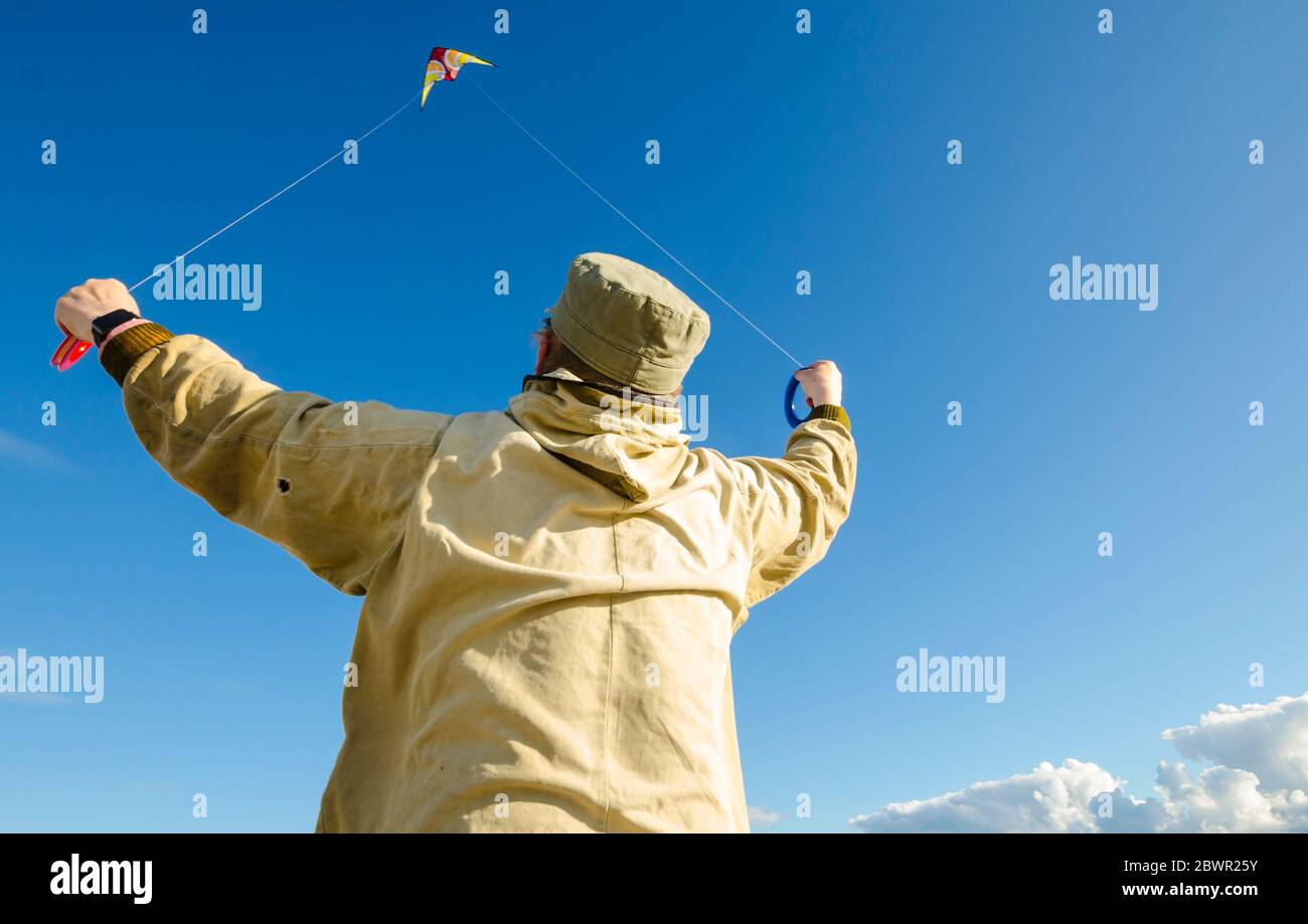 Lancio di aquiloni. Cielo blu. Riposa alla natura Foto Stock