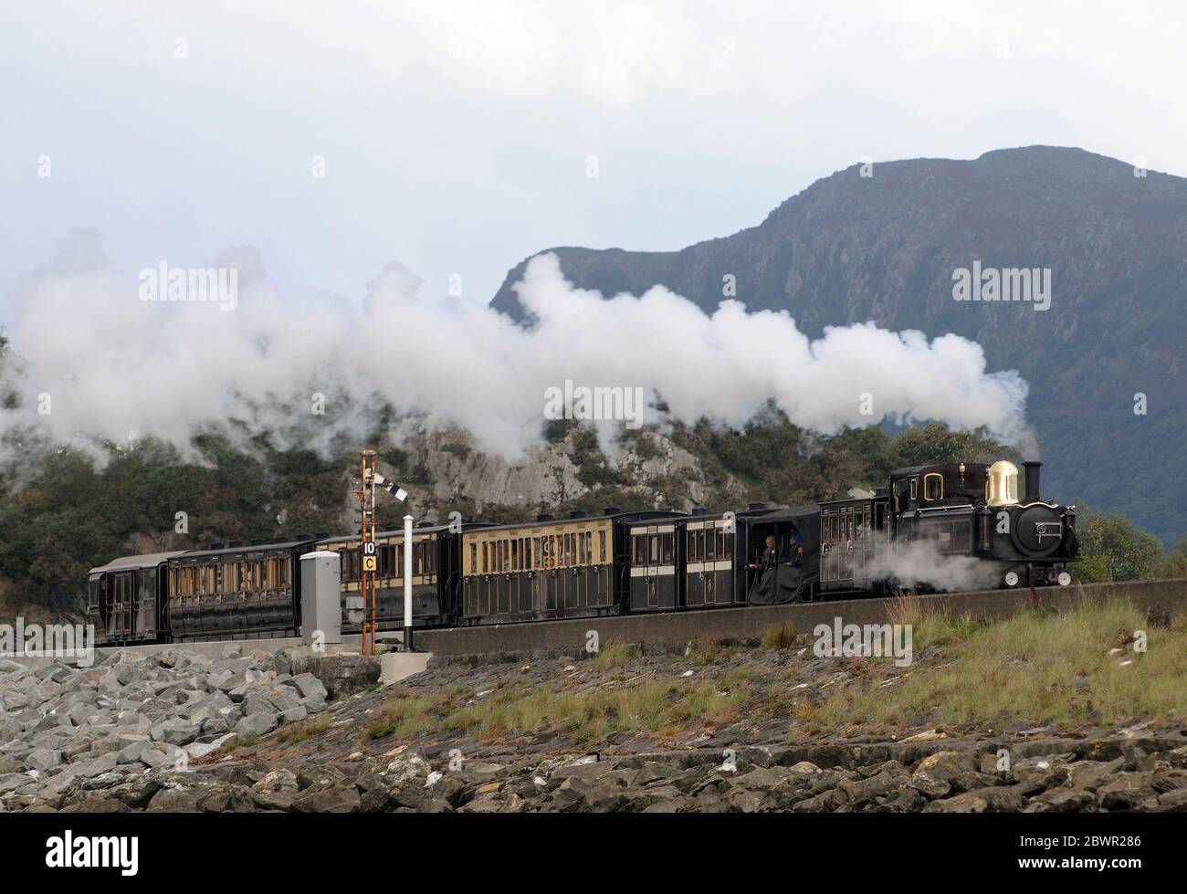 Taliesin dirige un treno d'epoca attraverso la COB, diretto a Tan Y Bwlch. Foto Stock
